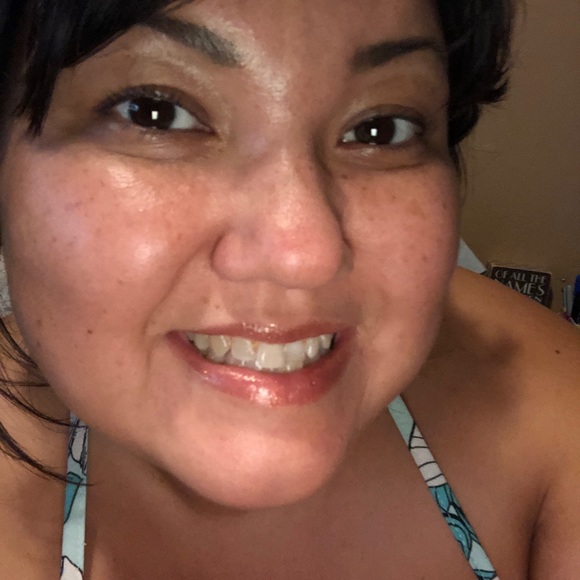 Meet your Posher, Anadelia - Picture 2 of 3